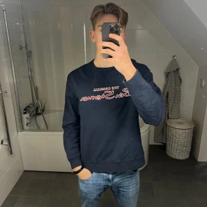 Sweatshirt  - Riktigt snygg sweatshirt från Ben sherman som passar till allt. Tröjan är i storlek L och är marinblå. Hör av er vid intresse eller fler bilder!😁