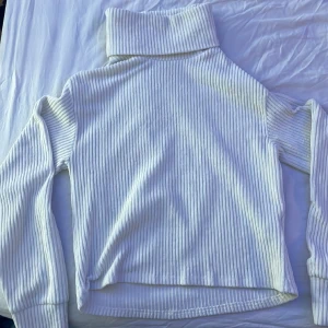 Ribbad vit tröja - Vit ribbad tröja i stl Xs från Bikbok  