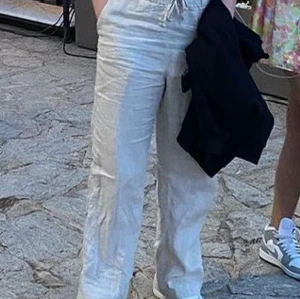 Linnebyxor - Beige linnebyxor från arket. De har en lite fläck men man tänker inte mycket på den då den täcks av snörerna. Nypris 600