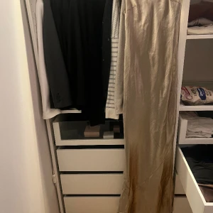 Balklänning - Champagne färgad balklänning! ✨ Storlek 34 🌟 Från ASOS🛍️ Lite sliten på vissa ställen🥹 