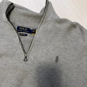 Ralph lauren zip - Snygg half zip från Ralph Lauren Nypris 1850kr Mitt pris 900kr~ priset kan dras ner vid snabb affär