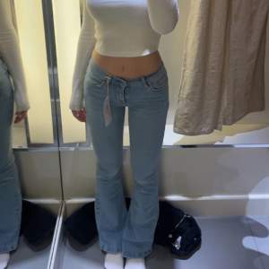 Low waist bootcut jeans från Gina tricot i modellen petite. Dem passar i längden om du är 160 cm och neråt, funkar även för mig som är 164. Dem är i väldigt bra skick då jag endast använt dem ett fåtal gånger. Köpta för 500. köpare står för frakt 