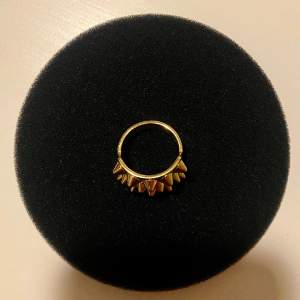 Säljer denna nit-ring från Edblad, då jag inte använder guldsmycken längre😇 Köptes för 399kr och säljer för 180kr!!!