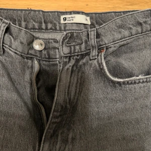 Gråa Jeans  - Jag köpte dessa i Norges Gina butik för 600kr men dom kommer tyvärr inte till användning mer.