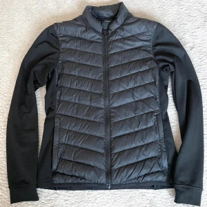 Peak Performance Hybrid Jacka - Jackan är i gott skick med inga skador.