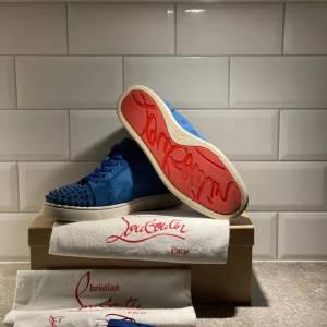 Christian Louboutin - Hej. Säljer dessa Christian Louboutin junior spikes low som är 9/10. Använt väldigt sparsamt och inga defekter på den. Allt Og kommer med + nya snören. Kvitto finns på sko boxen om ni vill se.