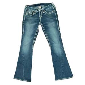 Säljer dessa super snygga vintage true religion Jeans då de tyvär blivit för små för mig. Pris kan diskuteras. Köptes för 900kr i London förra året, använt sparsamt. Skriv om ni vill ha fler bilder eller har frågor!!❤️❤️(3e bilden äkthetsbevis)