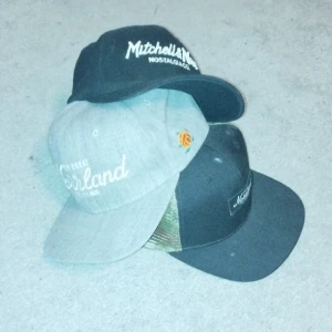 Norrland/Mitchell kepsar - 3 stycken märkeskepsar, 2 Norrland med rak skärm och en Mitchell O Ness böjd skärm. Varsina för 250, alla 3 för 500. Rena och hela, frakt kostar inte och alla kepsar kostade ungefär 350 var när jag köpte dem.