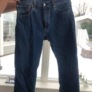 Mörkblå levis jeans. W34 L32. Bra skick, använts få gånger. Passar kille som är 190cm och väger 85 kg.