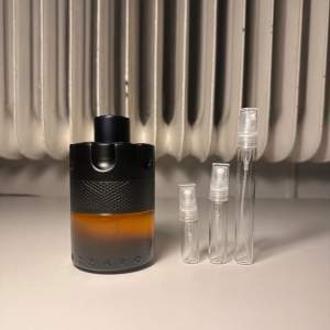 Azzaro the most wanted parfum splittar på 2/3/5/10 ml till pris av 40/55/90/170 kr respektive, kan köpas i bunt med respektive andra parfymer från min samling.