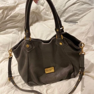 Marc by Marc Jacobs väska - Säljer min Marc på Marc Jacobs classic Q francesca väska i färgen grå. Använd men i mycket bra skick. Använd som skolväska så dator för plats. Nypris 5000 kr.