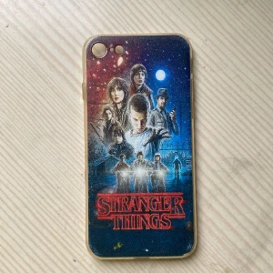 Stranger Things mobilskal - Säljer detta skal då jag fått en ny mobil. Passar IPhone 7 eller 8. Kontakta för mer detaljer. 🫶🏽🩷
