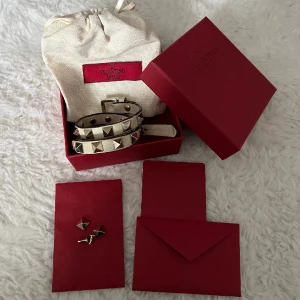 Valentino armband - Säljer mitt superfina valentino armband som jag köpte 2021. Nypris idag ligger på 4200kr säljer mitt för 2500kr. Box,dustbag och tillbehör ingår 💞💞