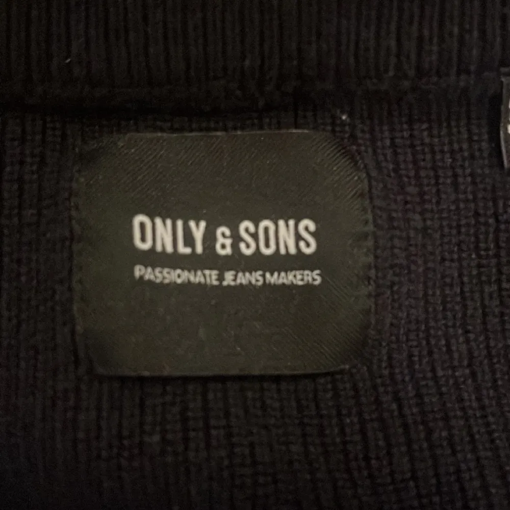 Säljer denna marinblå stickade tröjan. Tröjan är i ett bra skick och är köpt för 800 från Only & sons!. Tröjor & Koftor.