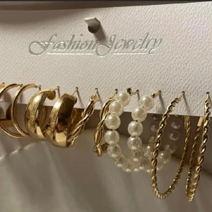 Öronhängen  - Hej,  Säljer öronhängen, helt nya och oanvända. Per st för 40kr. Pris kan diskuteras ju fler man köper! Dm för frågor och funderingar!