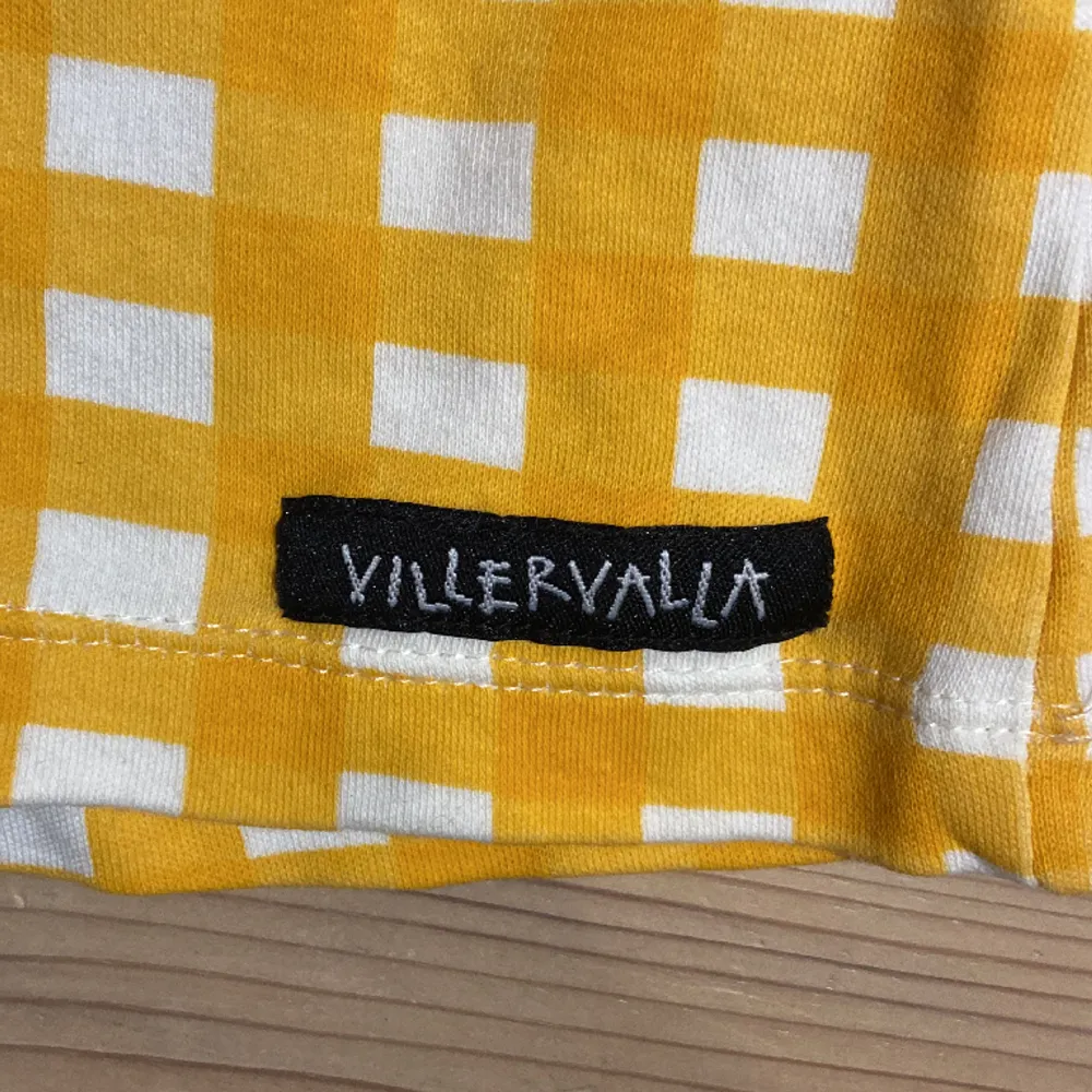 Skitfrän gulrutig t-shirt från Villervalla! Jätteskönt material. Köpt secondhand, men den ser inte använd ut. Den gula färgen är verkligen varmt gul. . T-shirts.