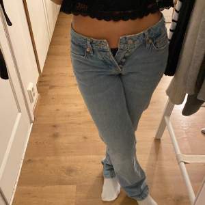 Ljusblåa lågmidjade jeans, i storlek xs💖