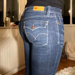 SÅ snygga levis jeans med coola fickor🤩 säljer dem då dem är för korta för mig💗 Skulle säga att dem passar om du är ca 167 och kortare🥰 Skriv privat om du har fler frågor! Midjemått:39cm Innerbenslängd:76cm🥰