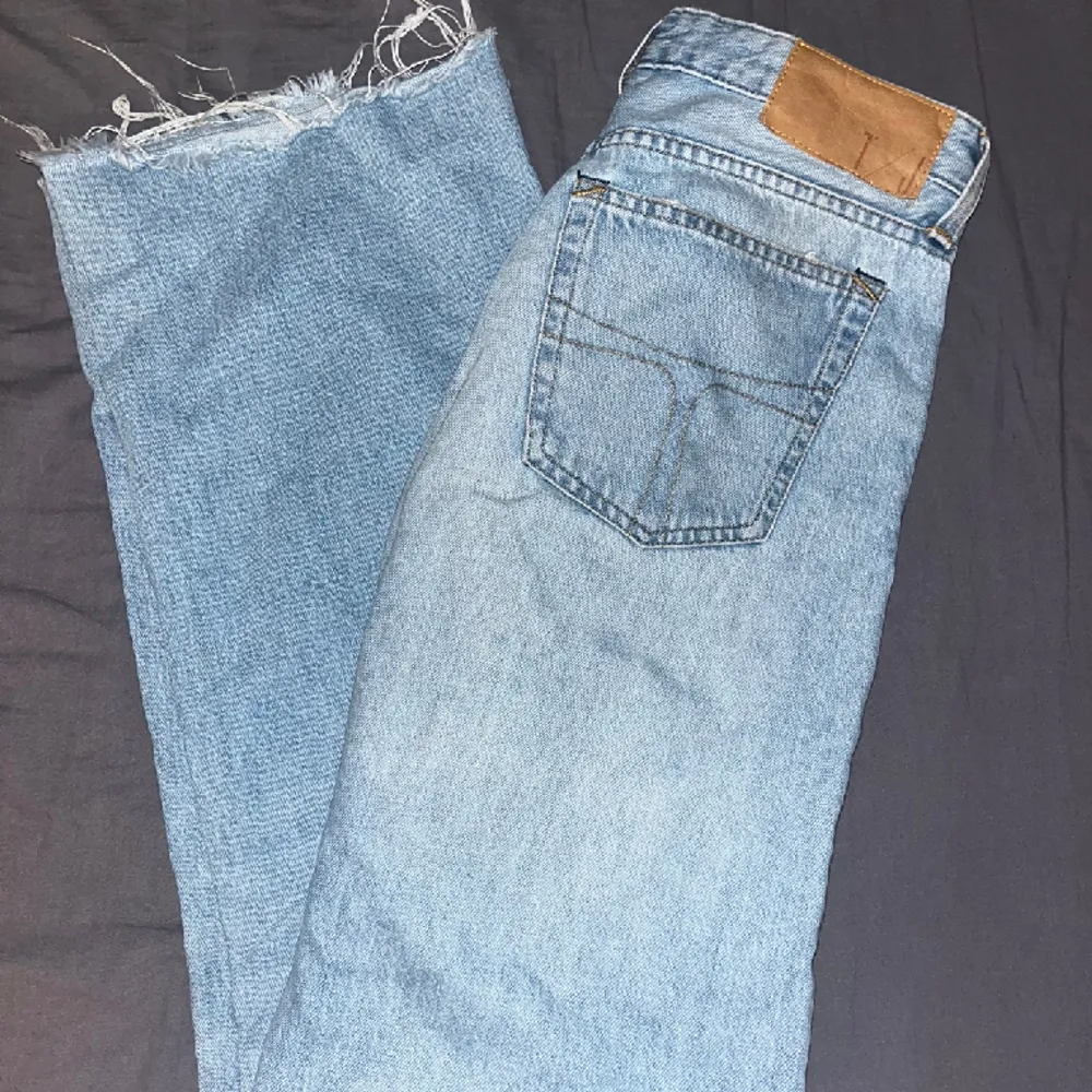 Säljer dessa ljusblåa jeans ifrån Tiger of Sweden, dom är i storlek 28 och längd 32 🌟köptes för 1699, Pris kan diskuteras!. Jeans & Byxor.