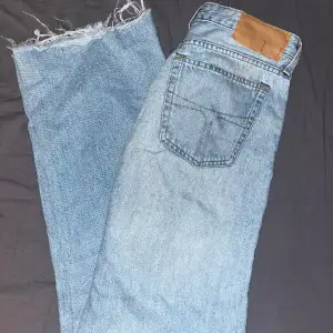 Säljer dessa ljusblåa jeans ifrån Tiger of Sweden, dom är i storlek 28 och längd 32 🌟köptes för 1699, Pris kan diskuteras!