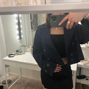 Jacka från GinaTricot - Inga defekter, knappt använd men superfin och passar perfekt till våren! Storlek S men passar XS-M!💙