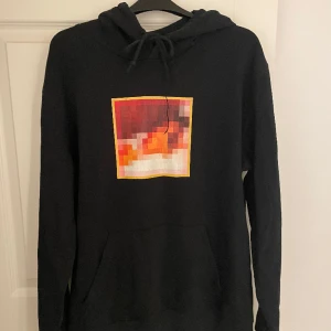 Hov1 hoodie - Säljer nu min hov1 hoodie då den inte kommer till användning. Nästan aldrig använd och är i bra skick! Köpt för 600, säljer för 250. Man får stå för frakten själv 