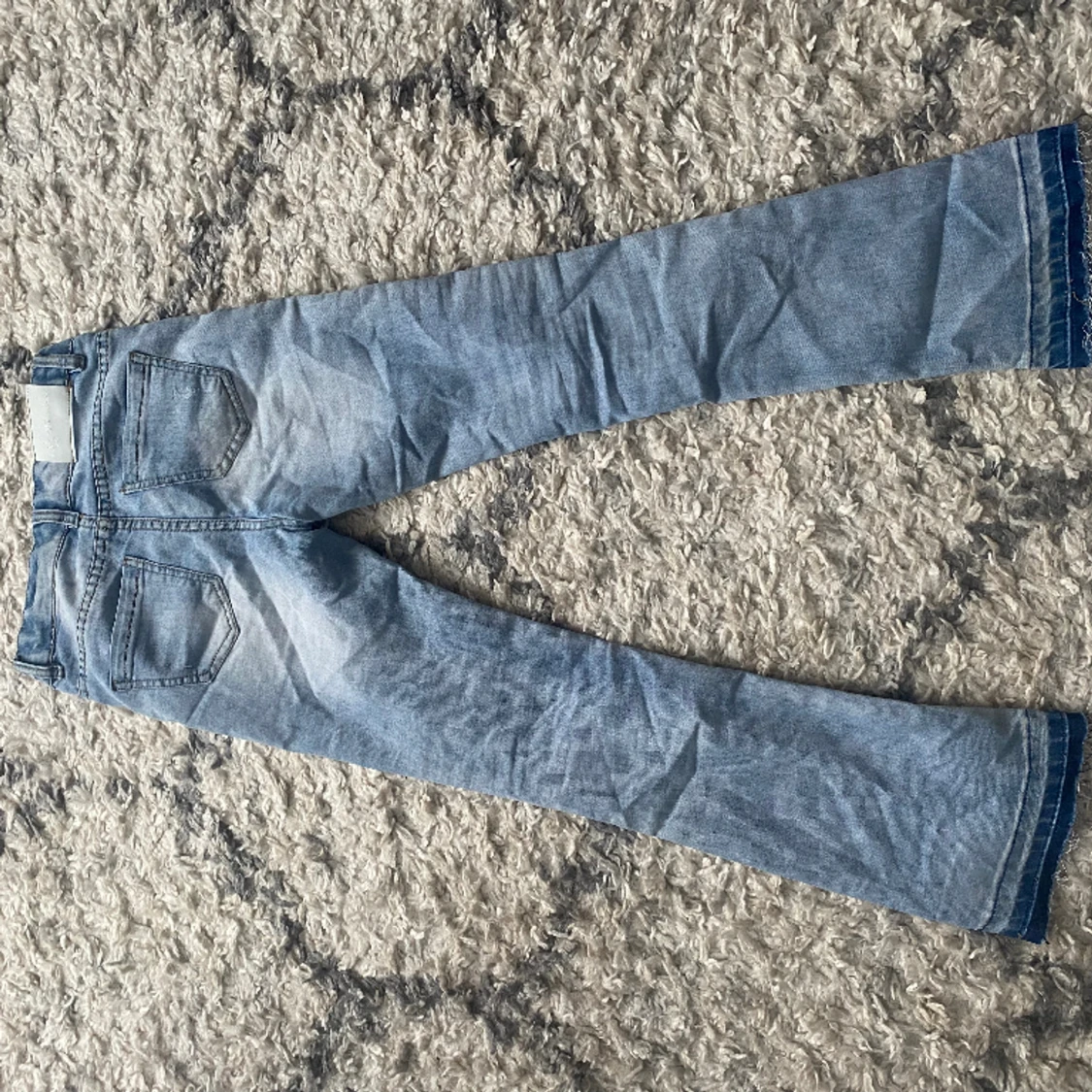 Ljusblåa low waisted bootcut jeans  - 90