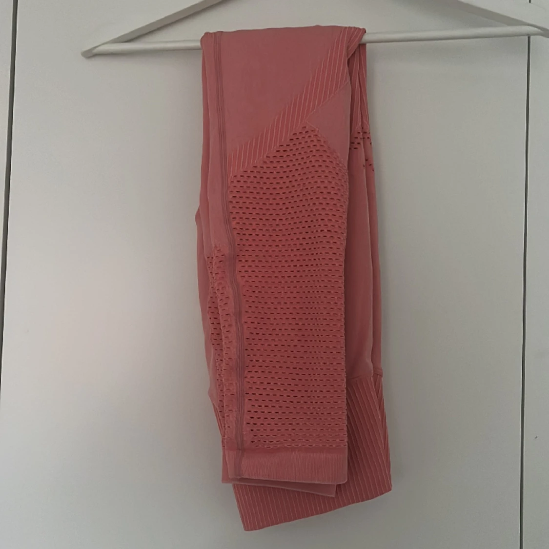 Aimn tights i färgen bubbelgum.  - 90