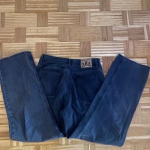 Low waist baggy jeans  - Snygga low baggy jeans i storlek xxs från junkyard. Knappt använda och väldigt omhändertagna. Lite slitage mellan benen, dock inget märkvärdigt. Säljer på grund av att de är för stora💗köparen står för frakt. Pris går att diskutera🫶🏽