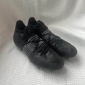 PUMA Future 2.1 Eclipse fotbollsskor  - Ett par riktigt feta och lite kaxiga par fotbollsskor från Puma⚡️.  Helt oanvända. Nypris runt 1700. Svart/grå. För både natur och konstgräs. Storlek 38. Tveka inte att slänga iväg ett meddelande om du har frågor. Priset kan sänkas vid snabb affär ⭐️