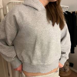 Den klassiska Zara hoodie, som är perfekt till nästan alla tillfällen 😉Även fast stor storleken är den väldigt liten i storlek 