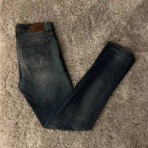Säljer ett par jeans från Tiger Of Sweden i stl. 32/34! Varan är i fint skick och har inga defekter. Hör av dig vid minsta fundering eller fråga;)