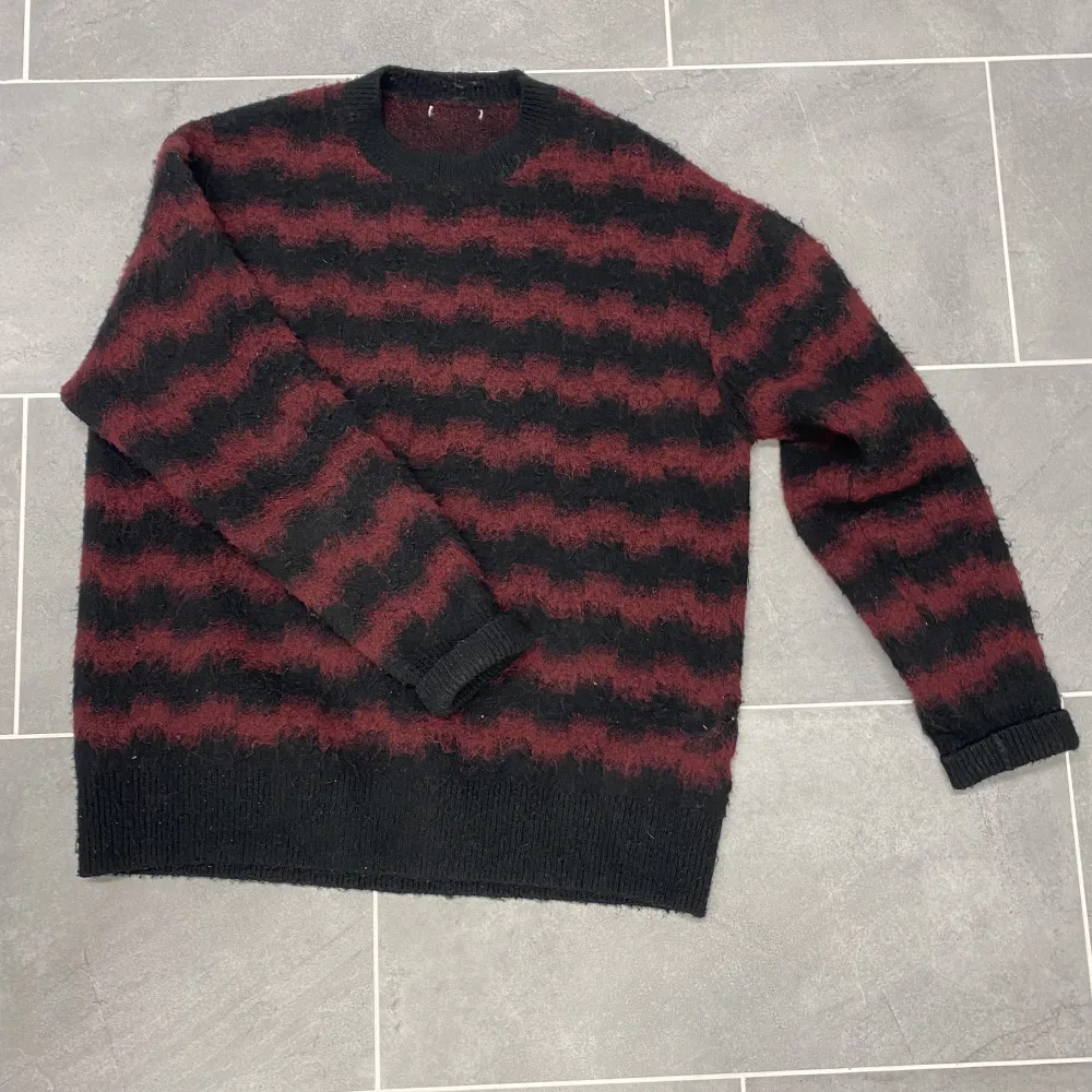 Röd/lila och svart mohair sweatshirt. Bra skick och extremt skön, lite nopprig på framsidan men annars felfri. . Hoodies.