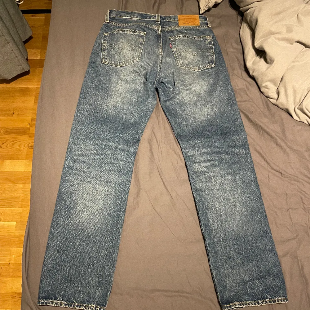 Tja, säljer mina Levis jeans som jag fick i present. Passade mig inte så bra så använde de bara en gång. Köpta för runt 1300 men säljer för 299 bara för att jag bara använt de en gång.. Jeans & Byxor.