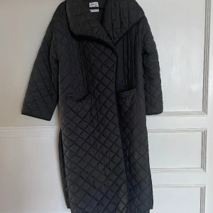 Toteme signsture coat - Mycket fint skick. Frakt 58 kr eller upphämtning i Västerås. 