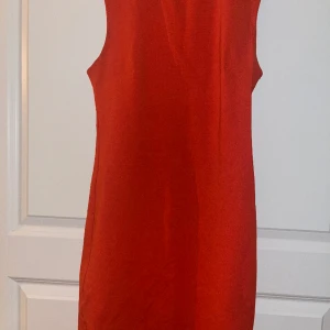 Röd klänning från Zara, nyskick! - Använd 2 ggr, nyskick. M.