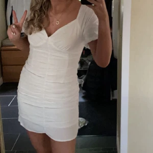 Vit klänning - Vit klänning med knyte i ryggen. Användes bara på min student. Nyskick🤍