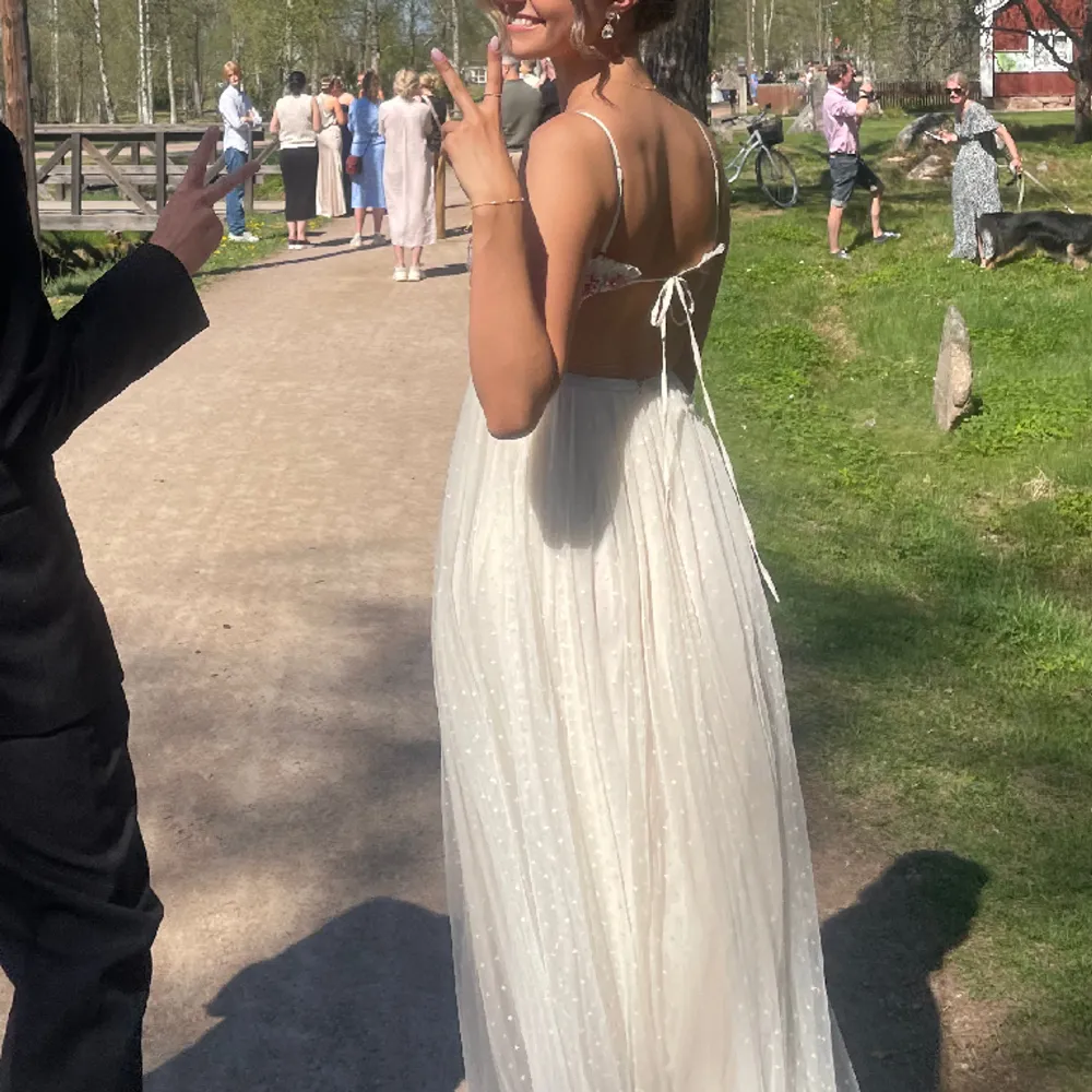 INTRESSEKOLL på min balklänning från Neelde&Thread. Ett litet spänne i ryggen har lossnat, men inget som syns väl på annars i så så bra skick💕☀️Öppen rygg med snörning Köpt för 2900kr. Hör av dig privat om fler bilder önskas eller frågor😇 Är 180cm. Mekot.