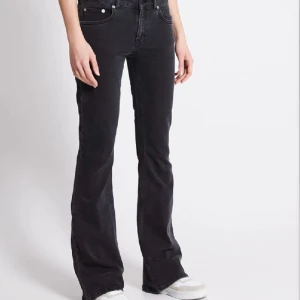 Assnygga bootcut jeans🖤 - Snygga jeans ifrån lager 157 i modellen ”LOW BOOT”, strlk XS FULL LENGTH passar mig bra i längden som är runt 170!🥰🥰aldrig använda endast testade nypris 400kr.