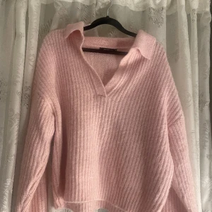 Stickad tröja  - Säljer min baby rosa tröja, aldrig använd   Pris kan diskuteras