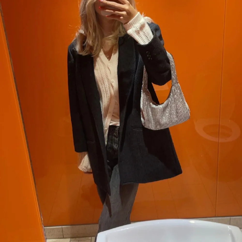 Säljer denna älskade kappan! Köpt secondhand och är nästintill som ny! Tjockt och ordentligt material i bra kvalite, sitter lite oversized på mig som vanligtvis brukar ha S💗. Jackor.