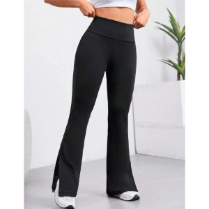 Kostymbyxa -Shein - Kostymbyxor i mjukt träningsmaterial från Shein (EZwear) med slits längst ner på sidan. Stl S, fick hem dem idag men ville haft dem längre därav säljer jag dem. Så endast provade. Prislapp & orginalpåse medföljer, köptes för 149kr 