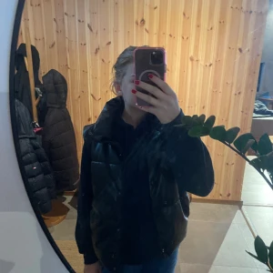 Väst från zara - Oanvänd väst från Zara . Storlek xs finns att hämta runt Gävle 🤍