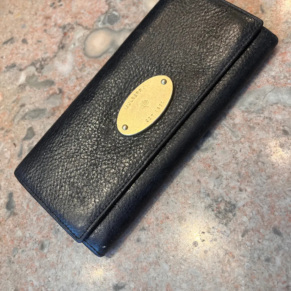 Mulberry plånbok i gott skick. Praktisk med många fack för kreditkort. På baksidan finns ett fack med dragkedja.. Accessoarer.