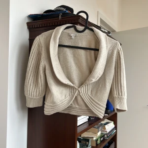 Silkes kofta  - 70% silke 30% bomull. Storlek M men passar som S. Tar tyvärr inga bud under 240kr på denna pga kvalite! 🫶🏼