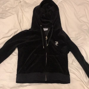 Jätte fin juicy couture tröja!💗 - Jag säljer denna jätte fina juicy couture tröjan som jag köpt på JD! Den är storlek S men passar oxå M & XS!💗 Den är väl Använd och den har tappat några stenar men inget som syns! På J:et så har det skavt av lite av färgen som finns på bild 3.Ny pris 1100
