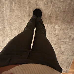 Kostymbyxor  - Svinsnygga gråa kostymbyxor i gott skick!