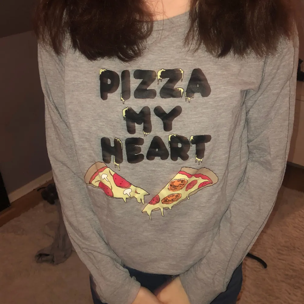 En grå tröja där de står ”pizza my heart” i svart och under det är de två pizza slajsar . Tröjor & Koftor.