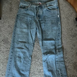 Straight/baggy district fortysix jeans - Inga slitningar, bara lite skrynkliga eftersom dom ej är använda på ett tag. Storlek: S
