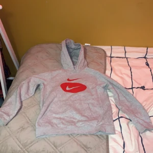 Skön nike hoodie. - Skick:7/10 andvänd rätt många gånger kommer inte ihåg för det var länge sen jag fick den.